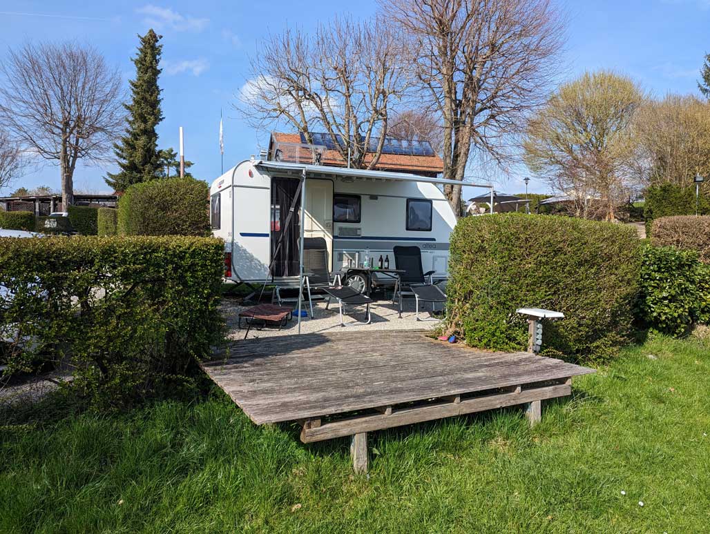 Camping Seehäusl Stellplatz mit Holzdeck