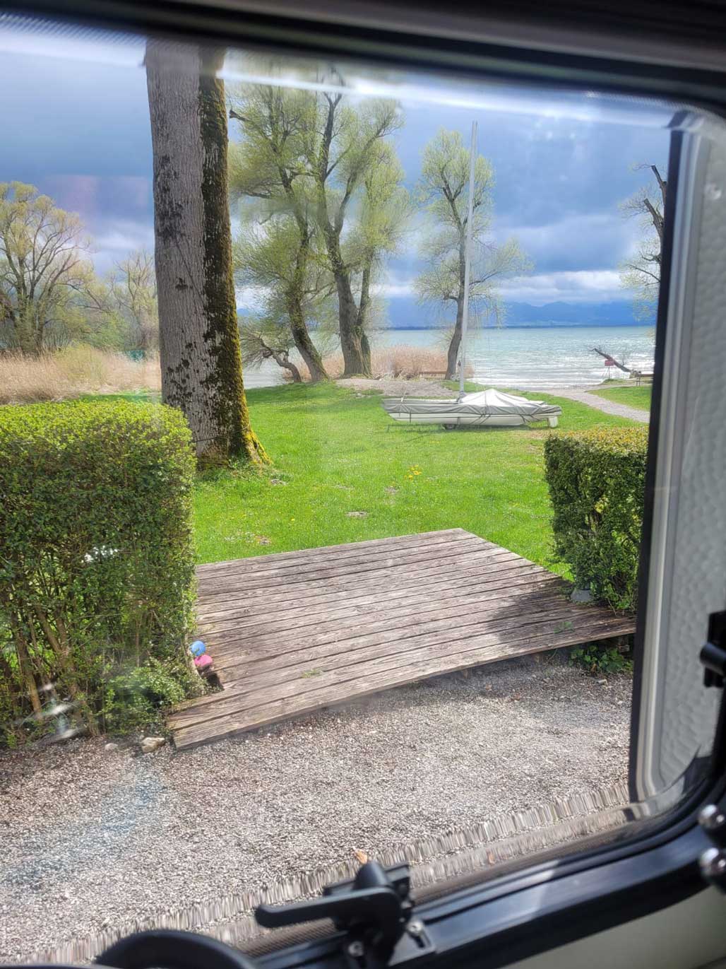 Camping Seehäusl Stellplatz mit Holzdeck