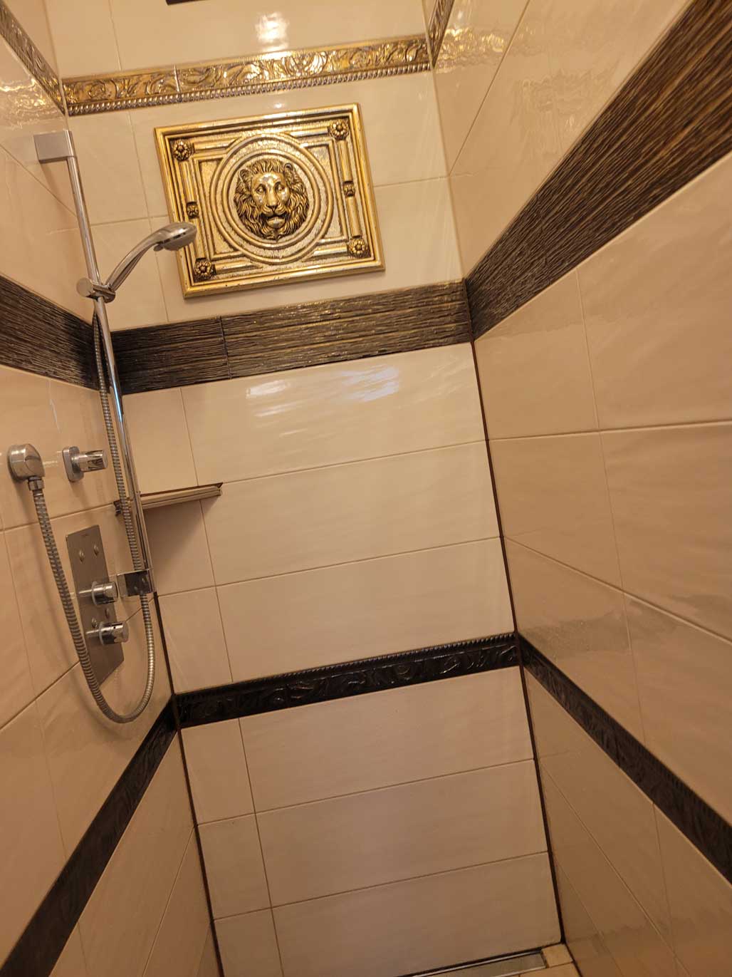 goldenes Duscherlebnis